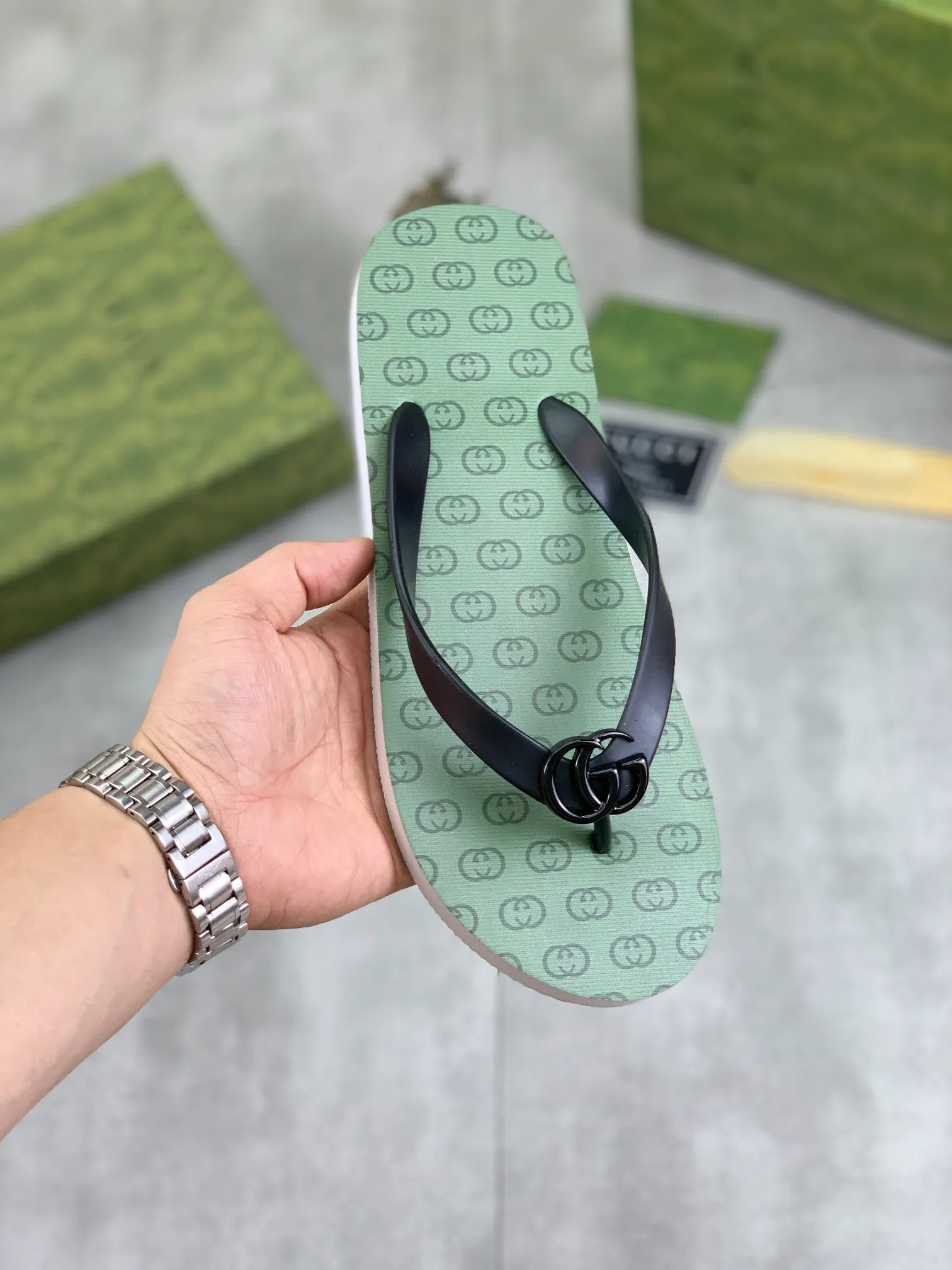 Men's men's shoes 💰P220💰【New style】🆘【GUCCI】Official website's popular Gucci adult couple 🧑‍🤝‍🧑 style, children's flip-flops are on sale at the counter simultaneously! Original fabric imported from Italy. Original bottom provided by the original factory. Size: Adult 36-45. Children’s size: 30-37. Multiple colors available.